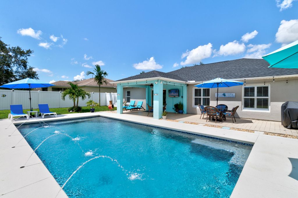 Photo of 150 36th Court SW, Vero Beach, FL 32968 (MLS # R11113420)
