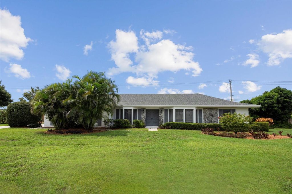 Photo of 137 SE Turtle Creek Drive, Jupiter, FL 33469 (MLS # F10536448)