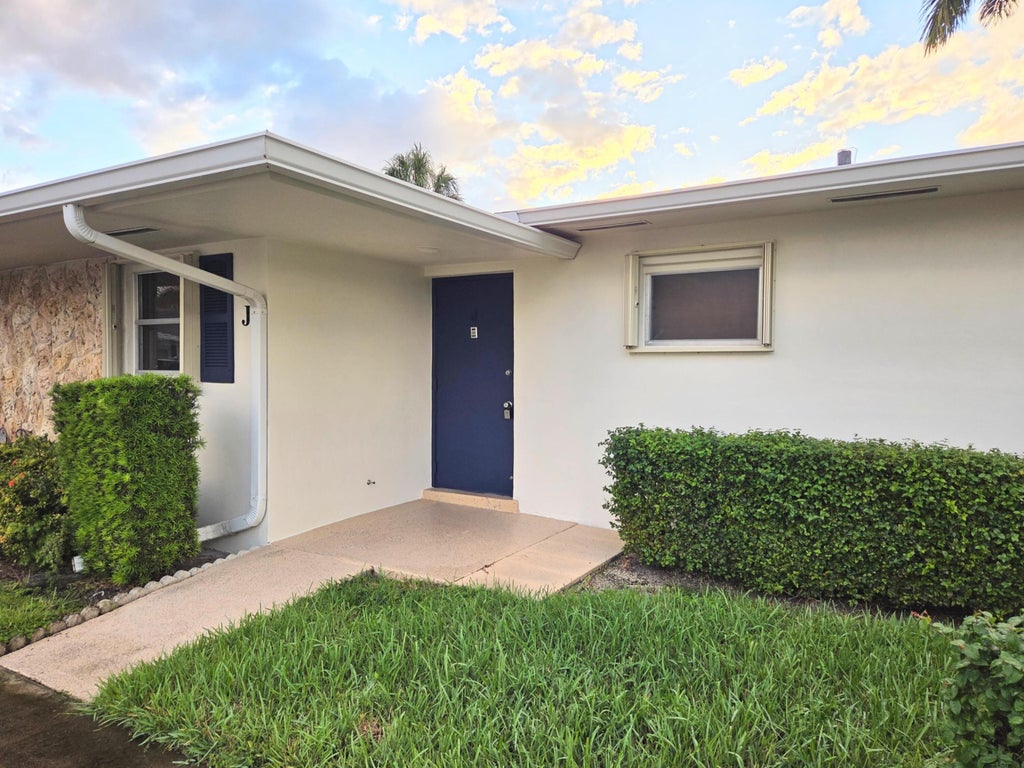 Photo of 2640 DUDLEY Drive E #J, West Palm Beach, FL 33415 (MLS # B26093006)