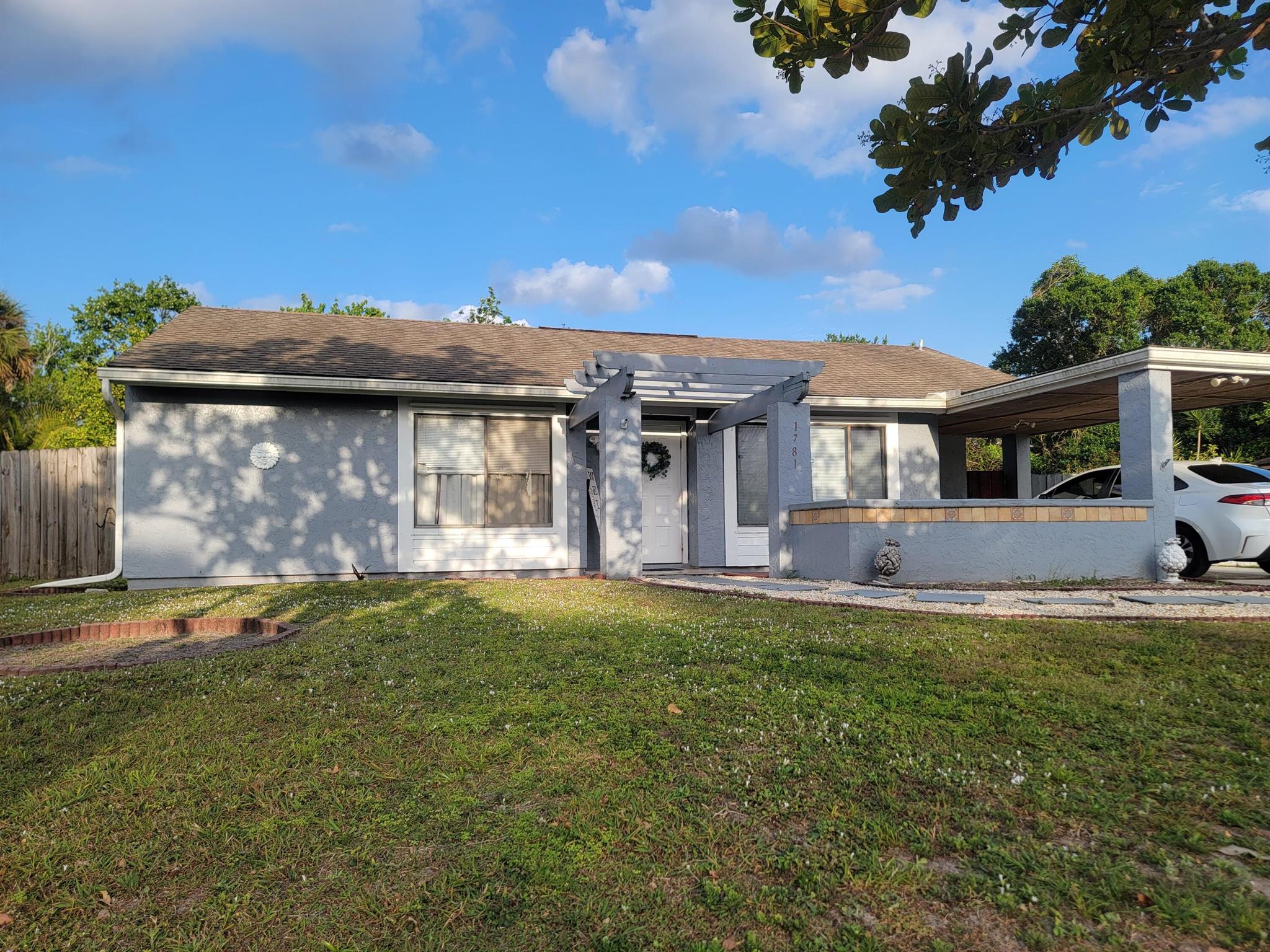 Cozt 2 bedroom 2 bath home with tile in main living areas. Large screened screened porch overlooking fenced yard with shed on a greenbelt for privacy. Located close to hospital, doctors offices, schools, and shopping. This home is great for investors in a opportunity zone.