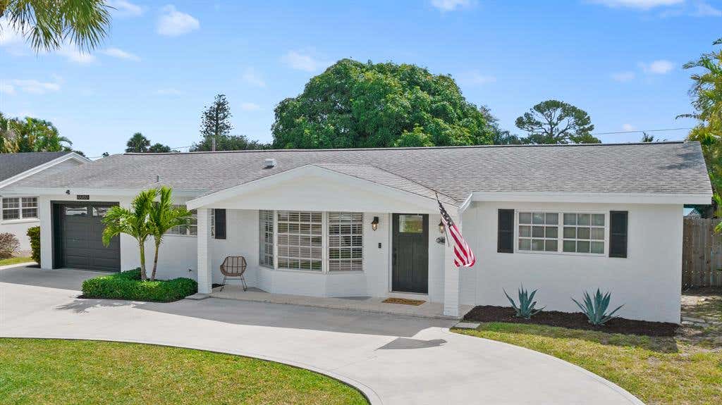 Photo of 10060 Dahlia Avenue, Palm Beach Gardens, FL 33410 (MLS # R10794713)