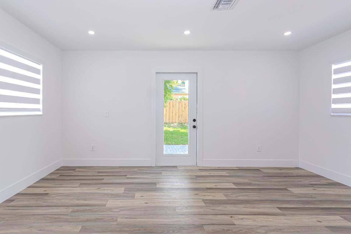 EAST LAKE CLARKE - Residential