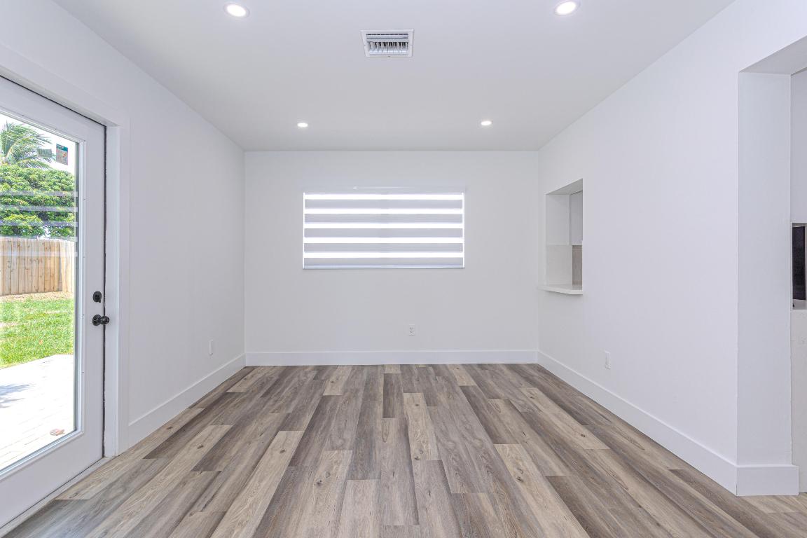 EAST LAKE CLARKE - Residential