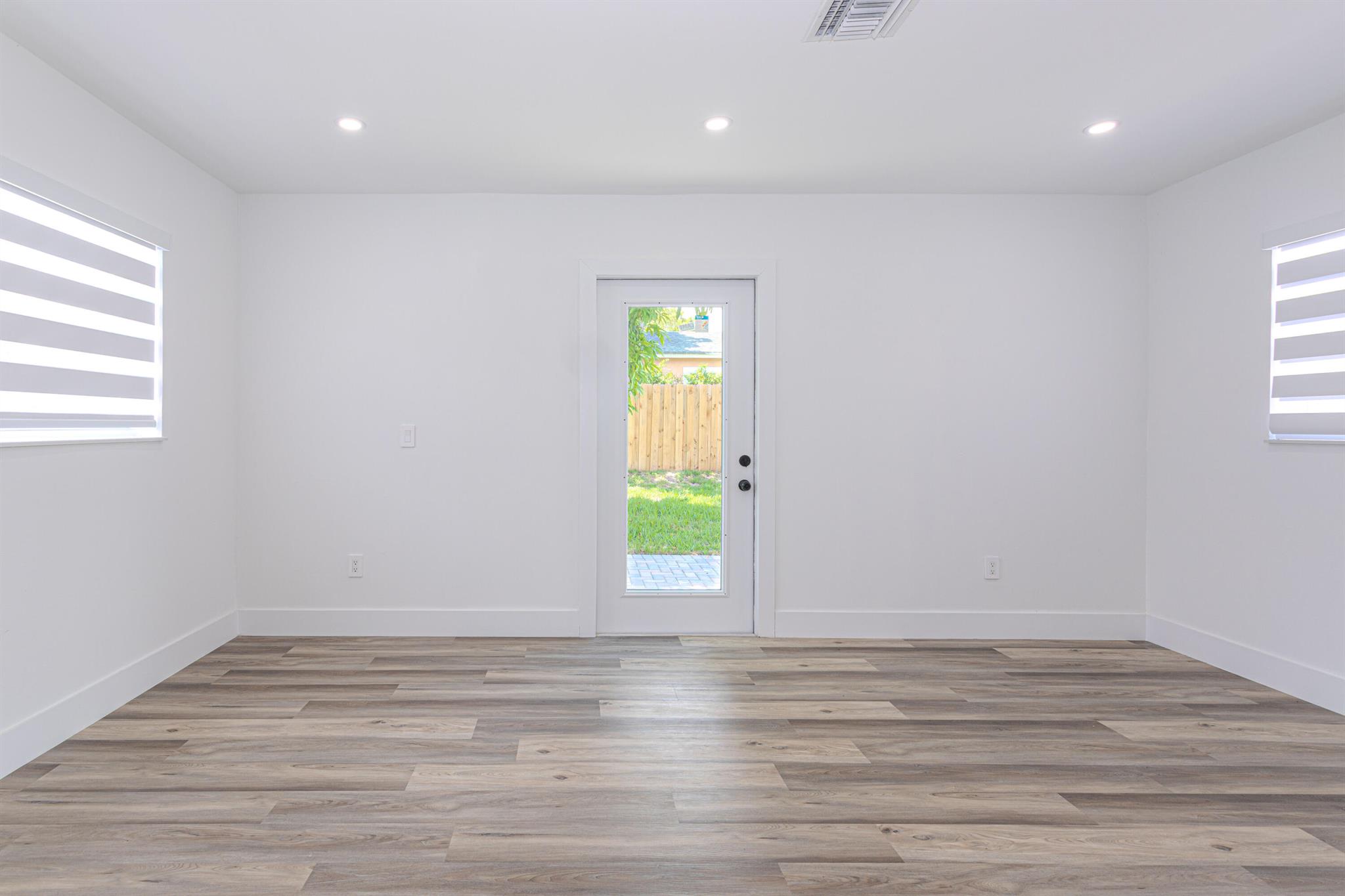 EAST LAKE CLARKE - Residential