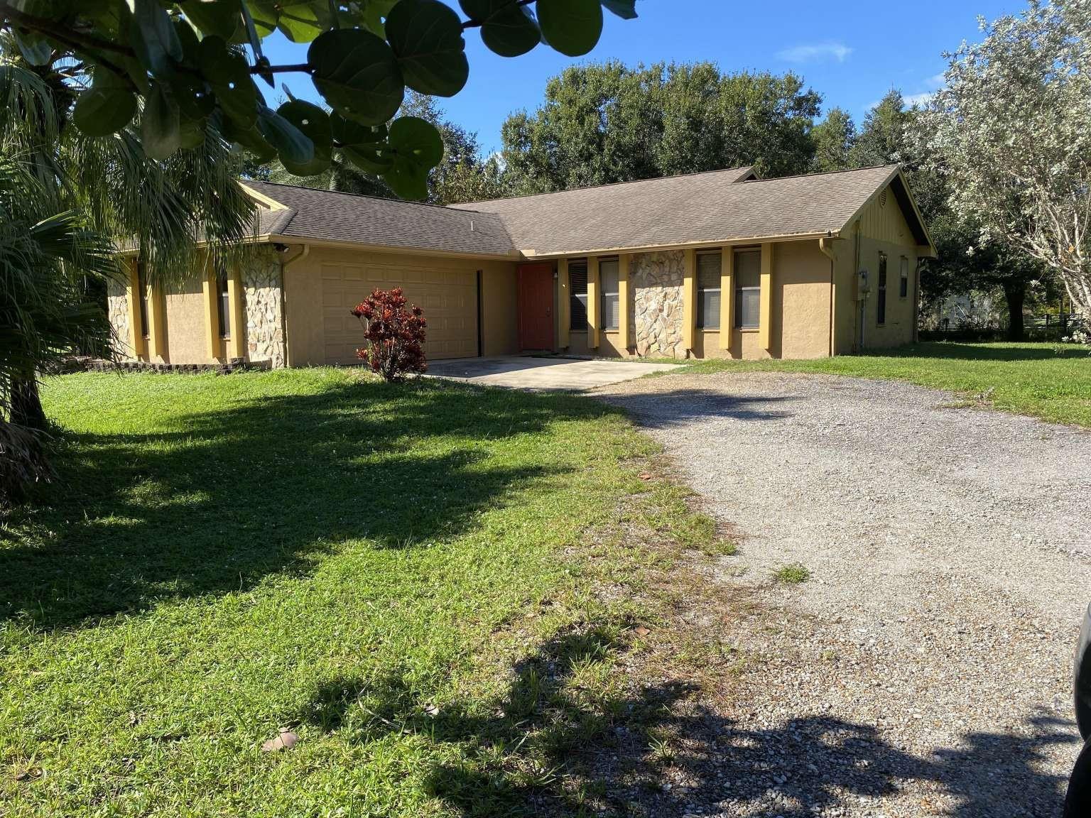 SINGLE -FAMILY HOME ON 1.29 ACRES IN THE ACREAGE. LOTS OF TREES, VERY PRIVATE.