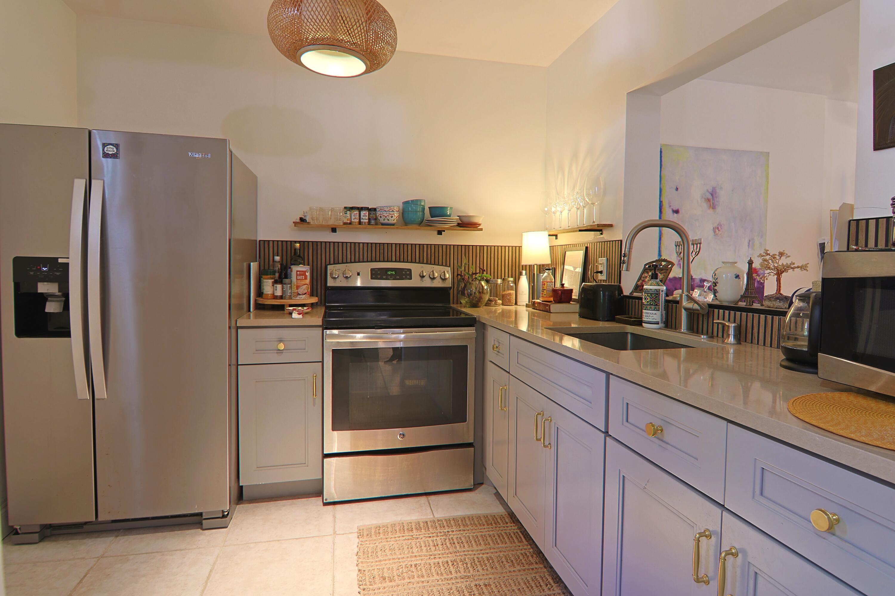 1000 NE 12th Avenue 106