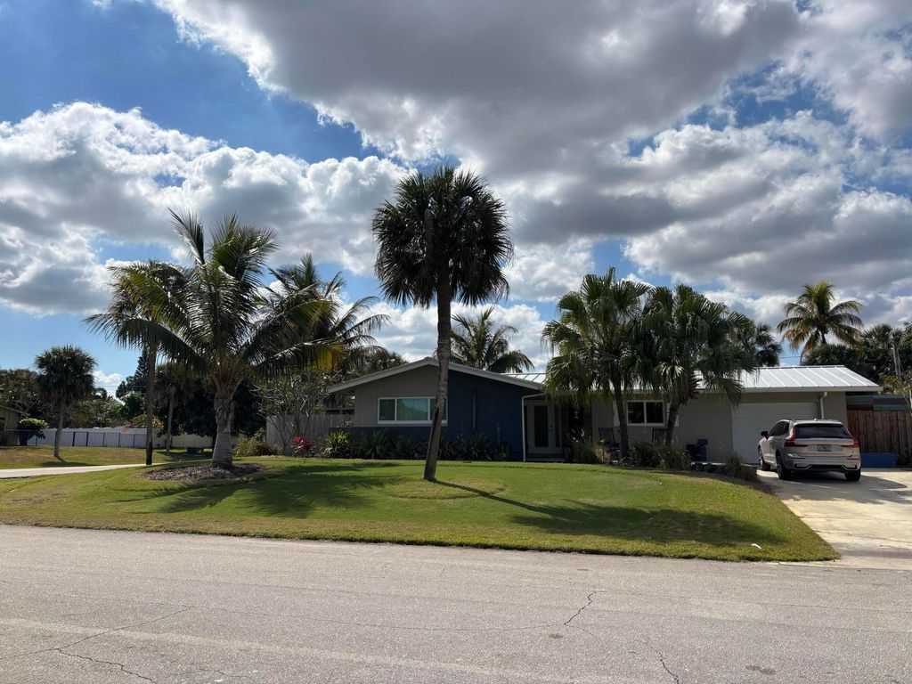 Photo of 3762 Dogwood Avenue, Palm Beach Gardens, FL 33410 (MLS # R11162436)