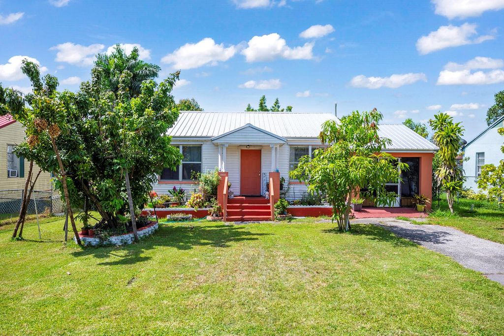 Photo of 1500 NW Avenue F Place, Belle Glade, FL 33430 (MLS # R11005391)