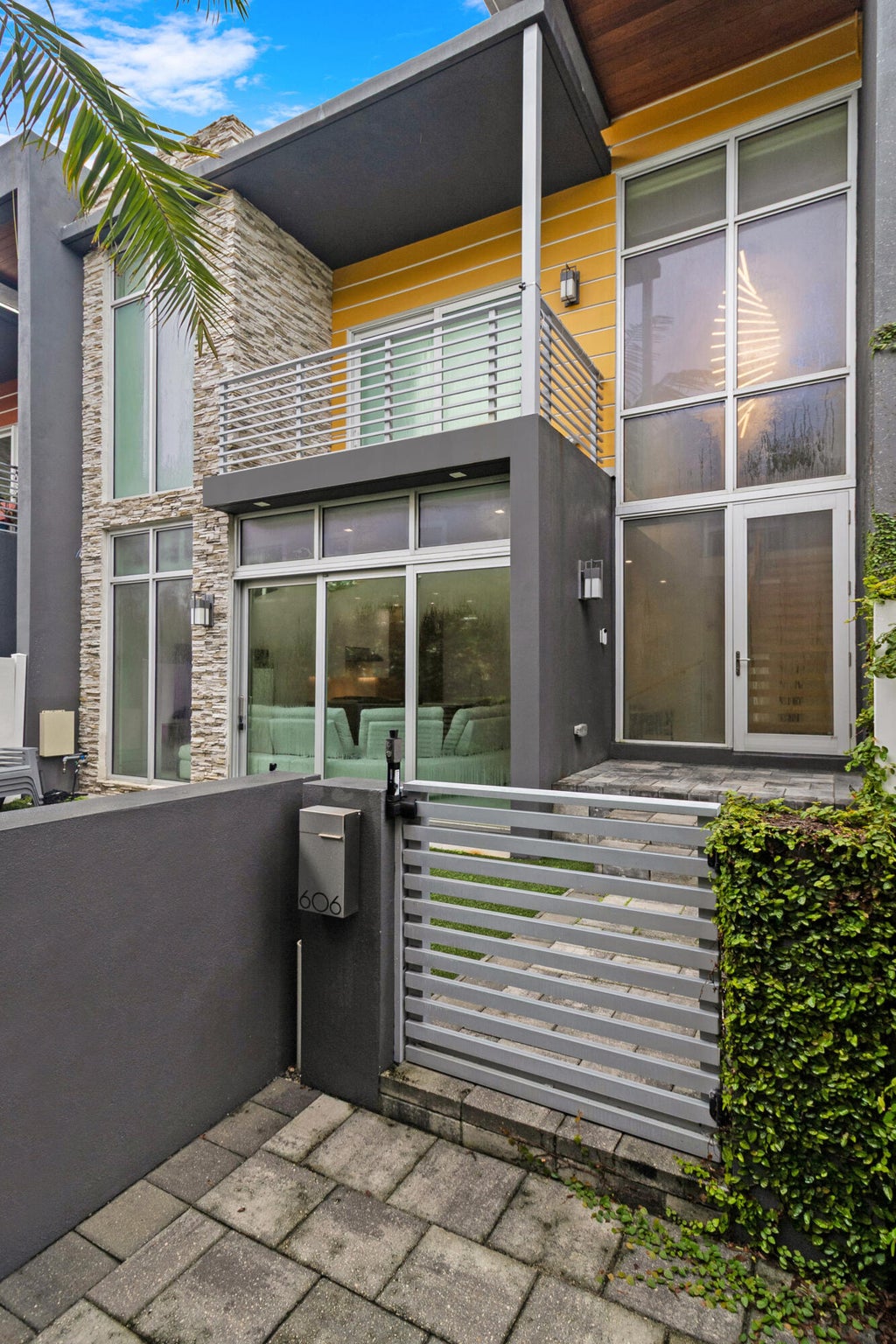 Photo of 606 NE 8TH Avenue, Fort Lauderdale, FL 33304 (MLS # B26080708)