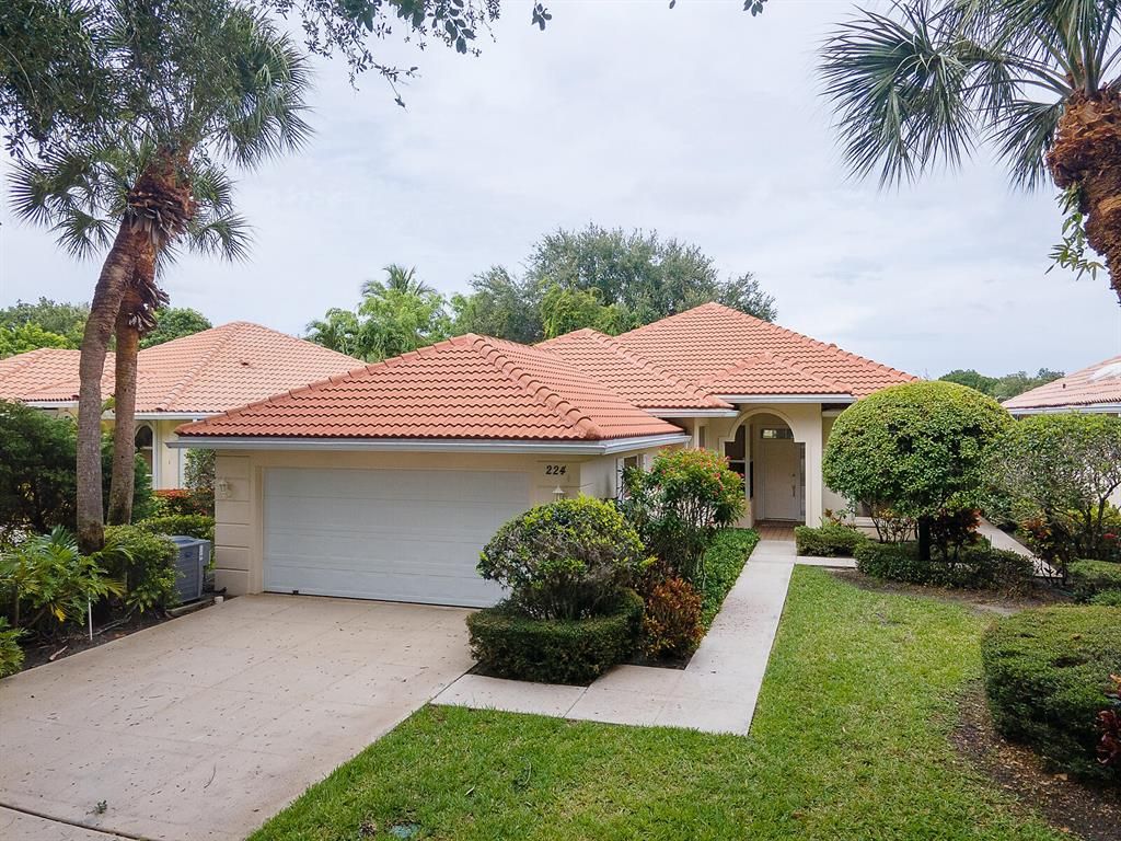 Photo of 224 E Tall Oaks Circle, Palm Beach Gardens, FL 33410 (MLS # R10724663)