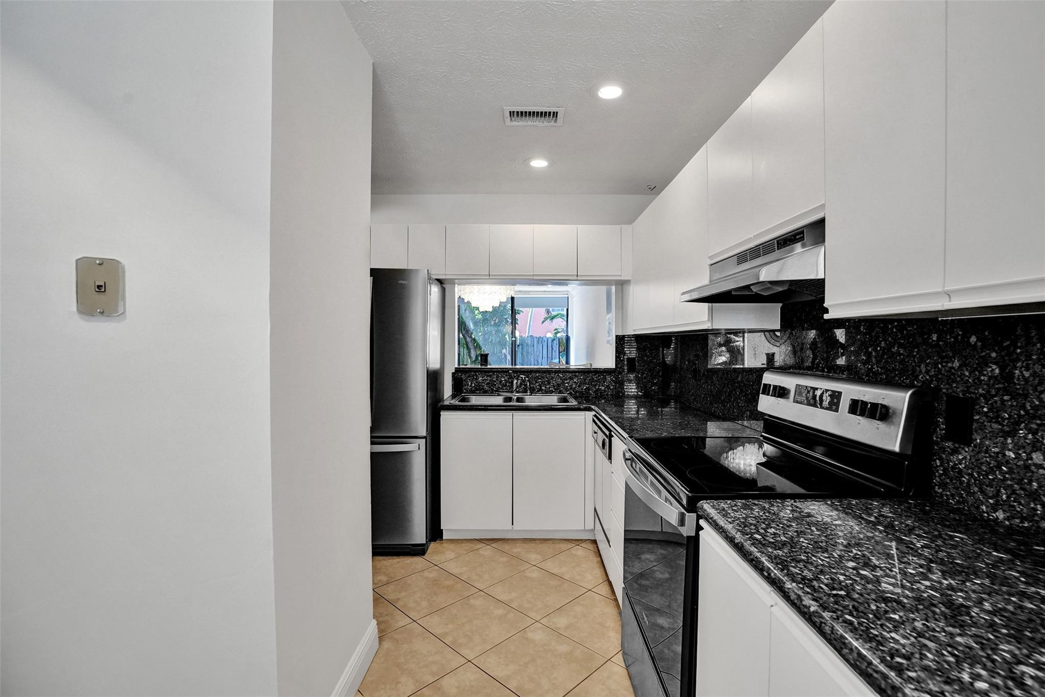 SOUTHPORT TOWNHOMES 1 CONDO - Residential