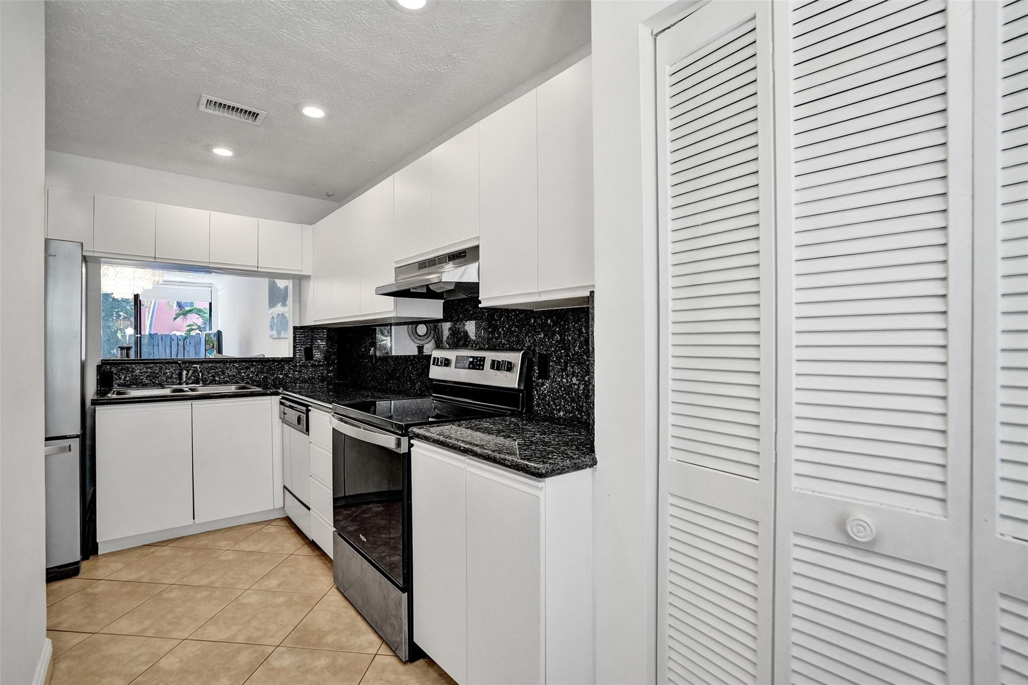 SOUTHPORT TOWNHOMES 1 CONDO - Residential