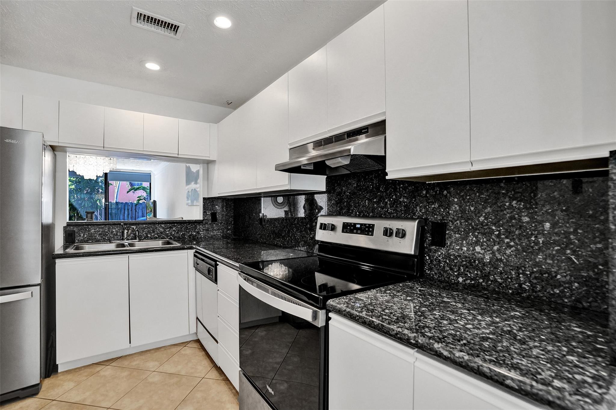 SOUTHPORT TOWNHOMES 1 CONDO - Residential