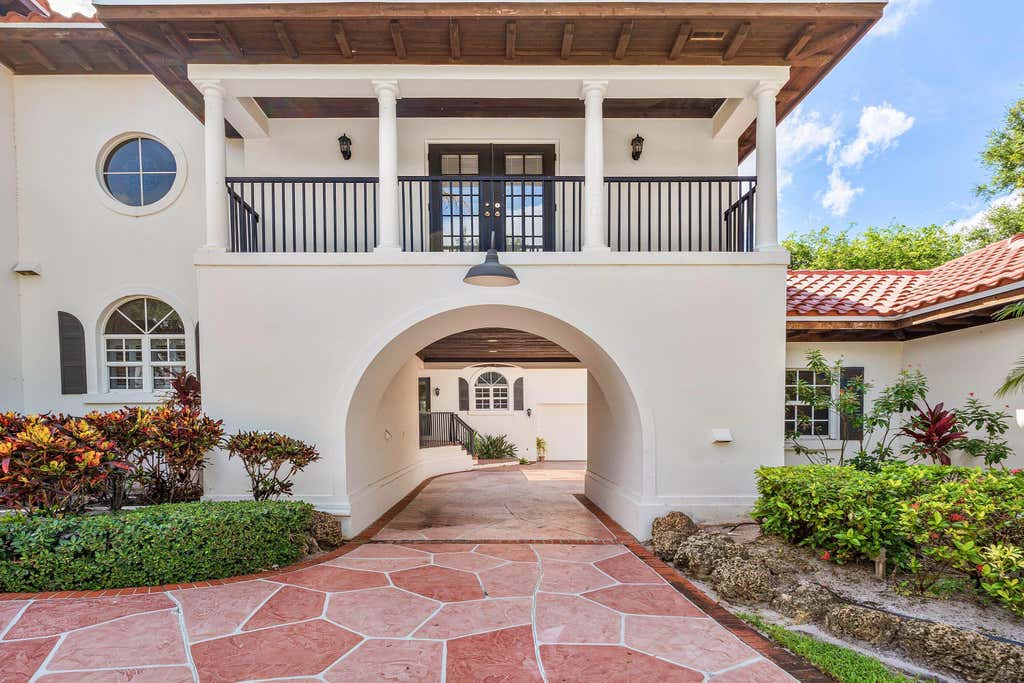 Photo of 2 Firestone Circle, West Palm Beach, FL 33401 (MLS # B26049328)
