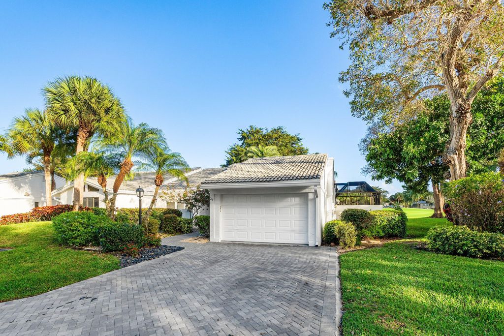 Photo of 24 Cambridge Drive, Boynton Beach, FL 33436 (MLS # R11169641)