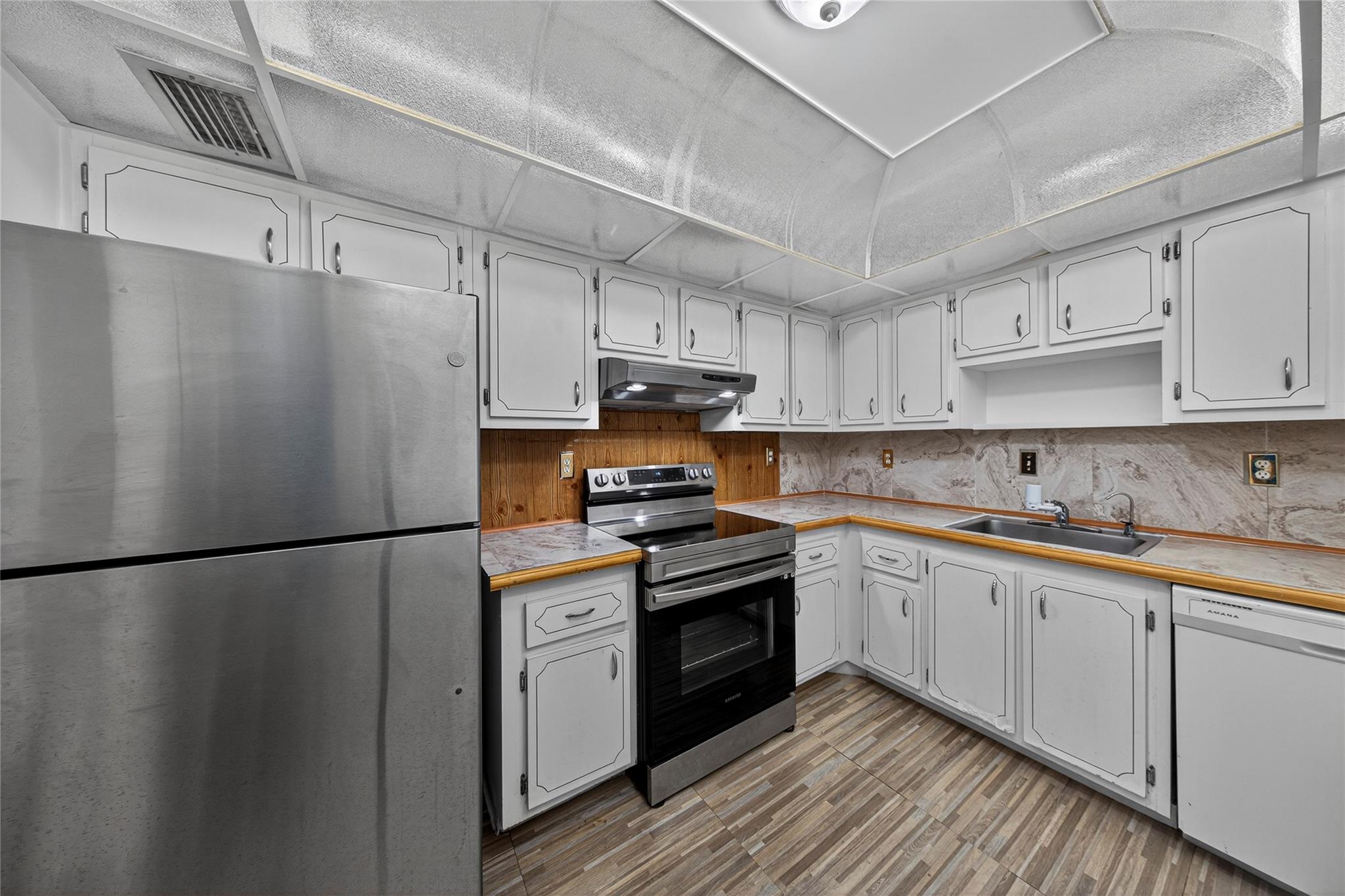 OMEGA CONDO - Residential