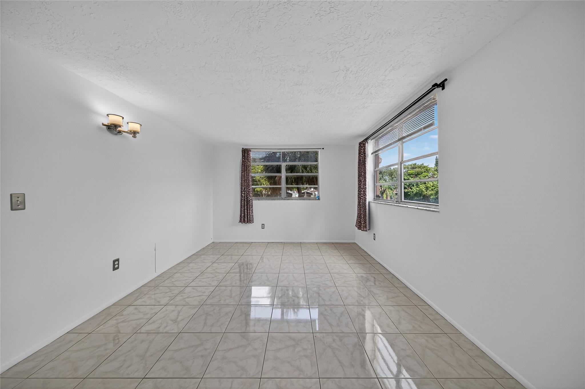 OMEGA CONDO - Residential