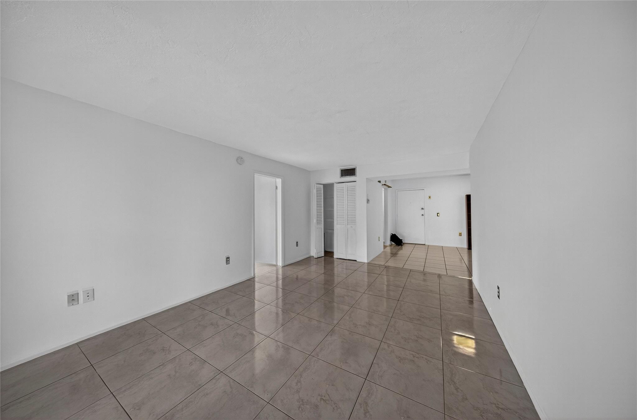 OMEGA CONDO - Residential