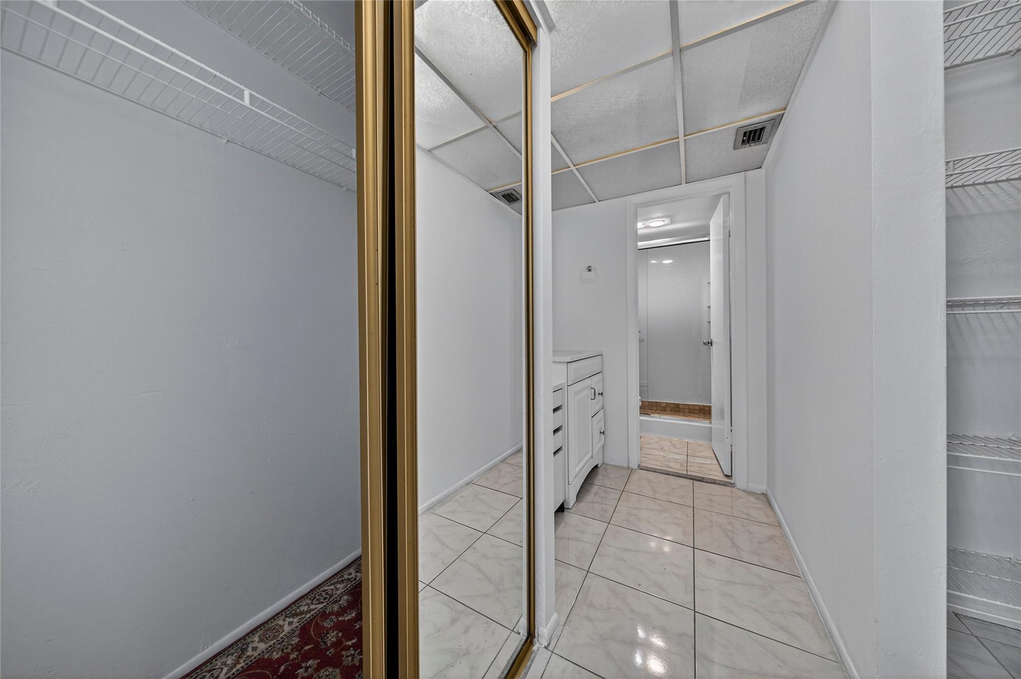 OMEGA CONDO - Residential