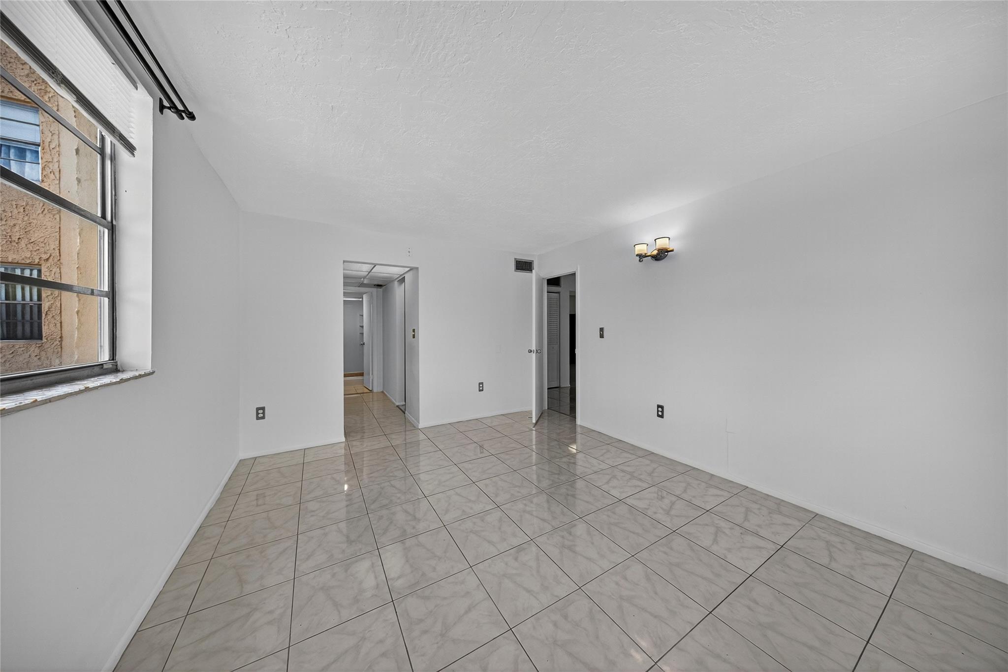 OMEGA CONDO - Residential