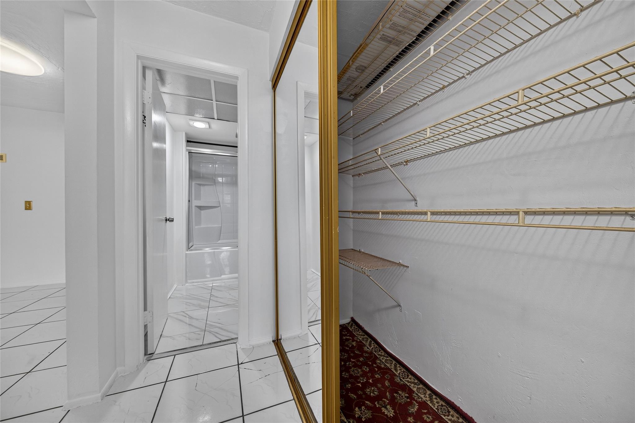 OMEGA CONDO - Residential