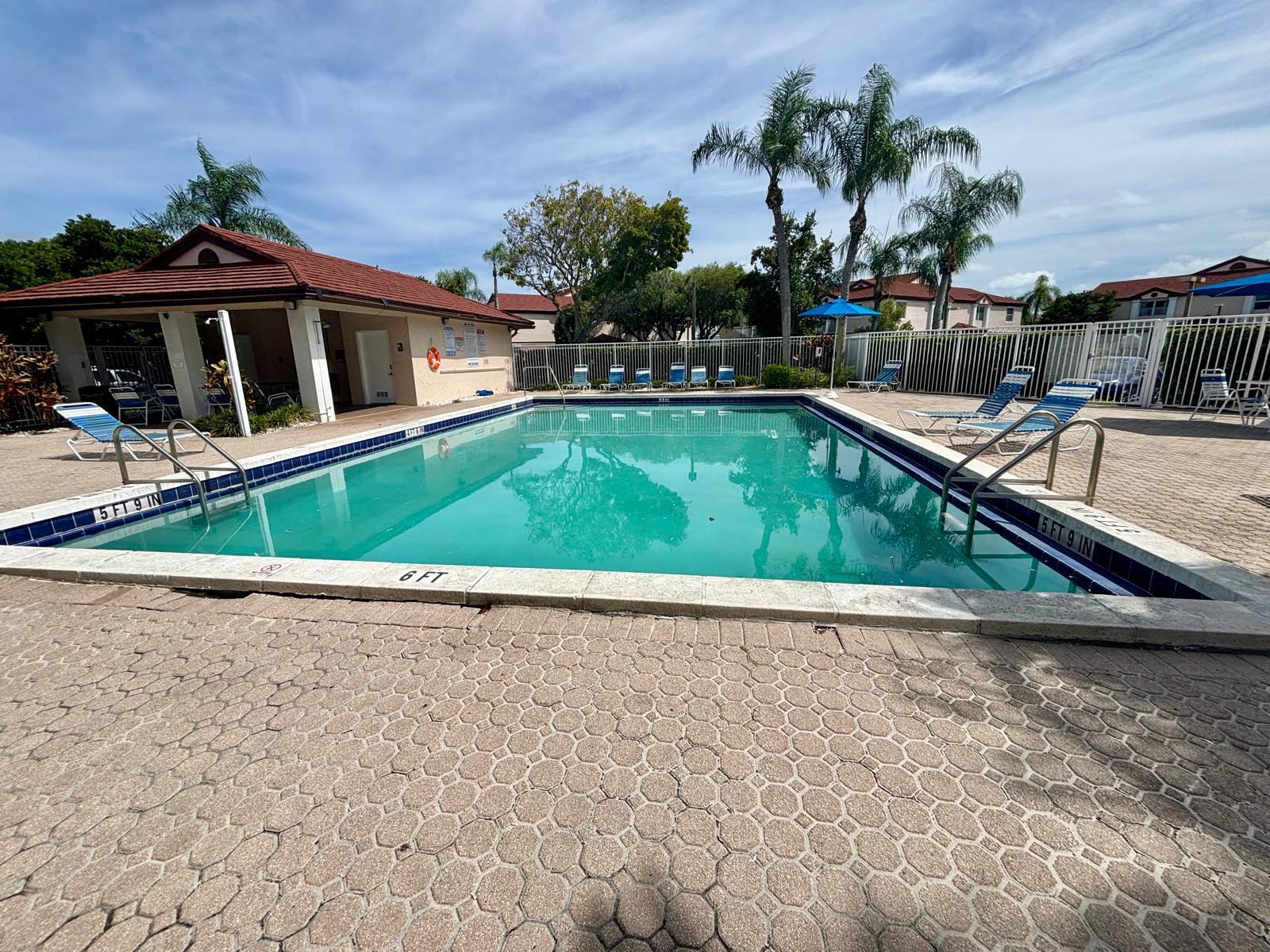 CLUB QUARTERS AT RAINTREE - Residential
