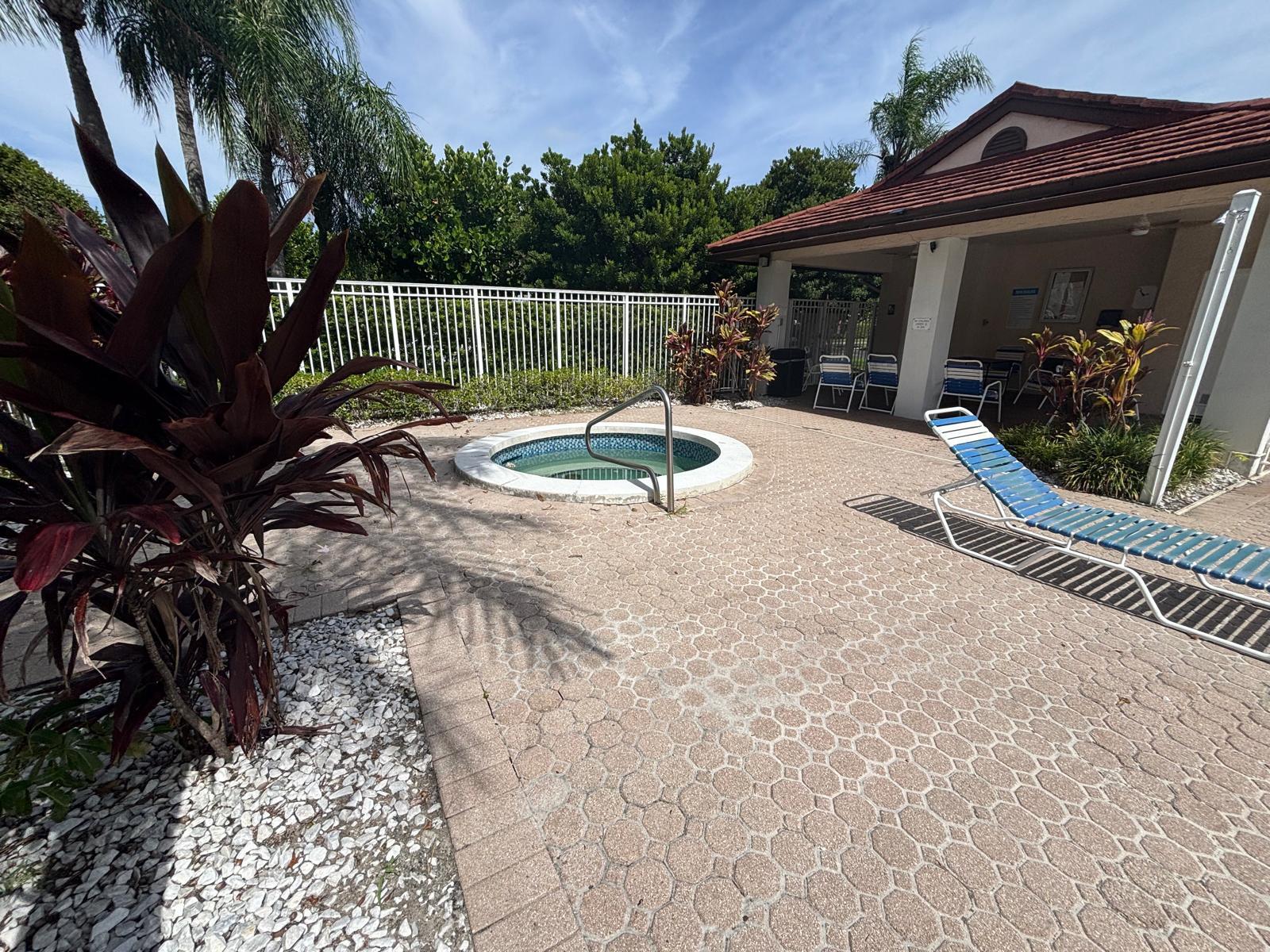 CLUB QUARTERS AT RAINTREE - Residential