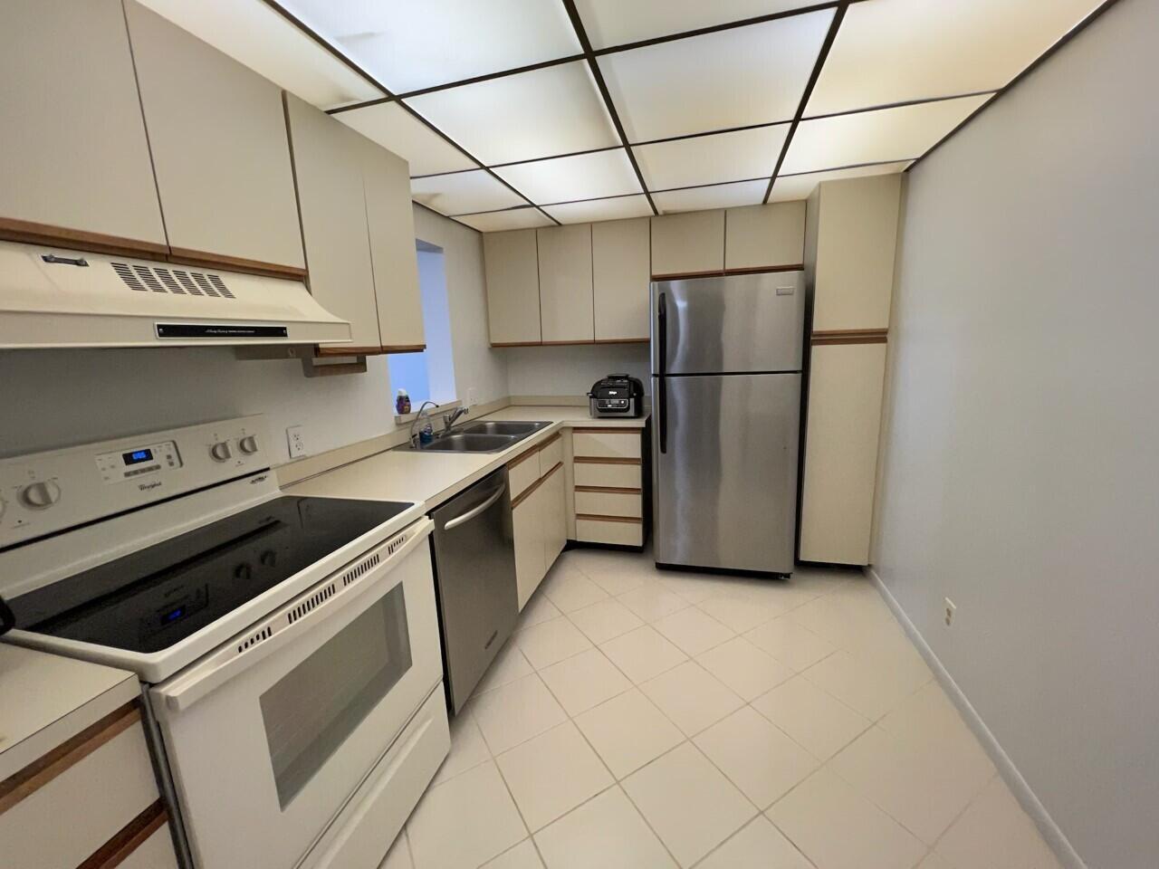 FOUNTAINS OF PALM BEACH C - Residential Lease