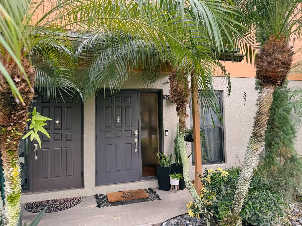 Photo of 321 Sandtree Drive, Palm Beach Gardens, FL 33403 (MLS # R10939007)