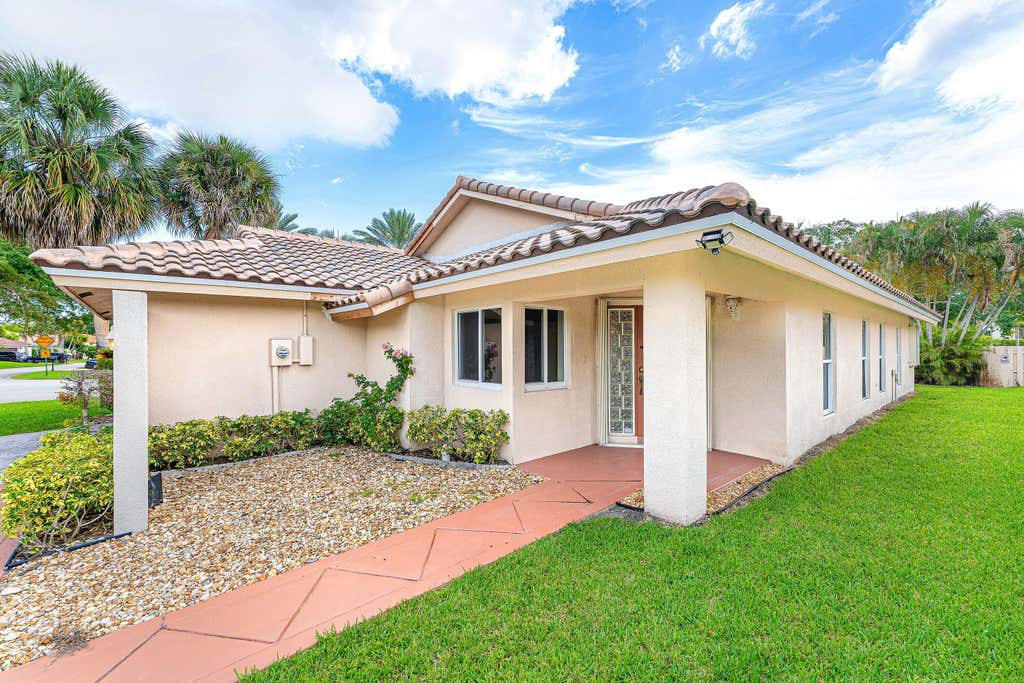 Photo of 6290 Sweet Maple Lane, Boca Raton, FL 33433 (MLS # B26041705)