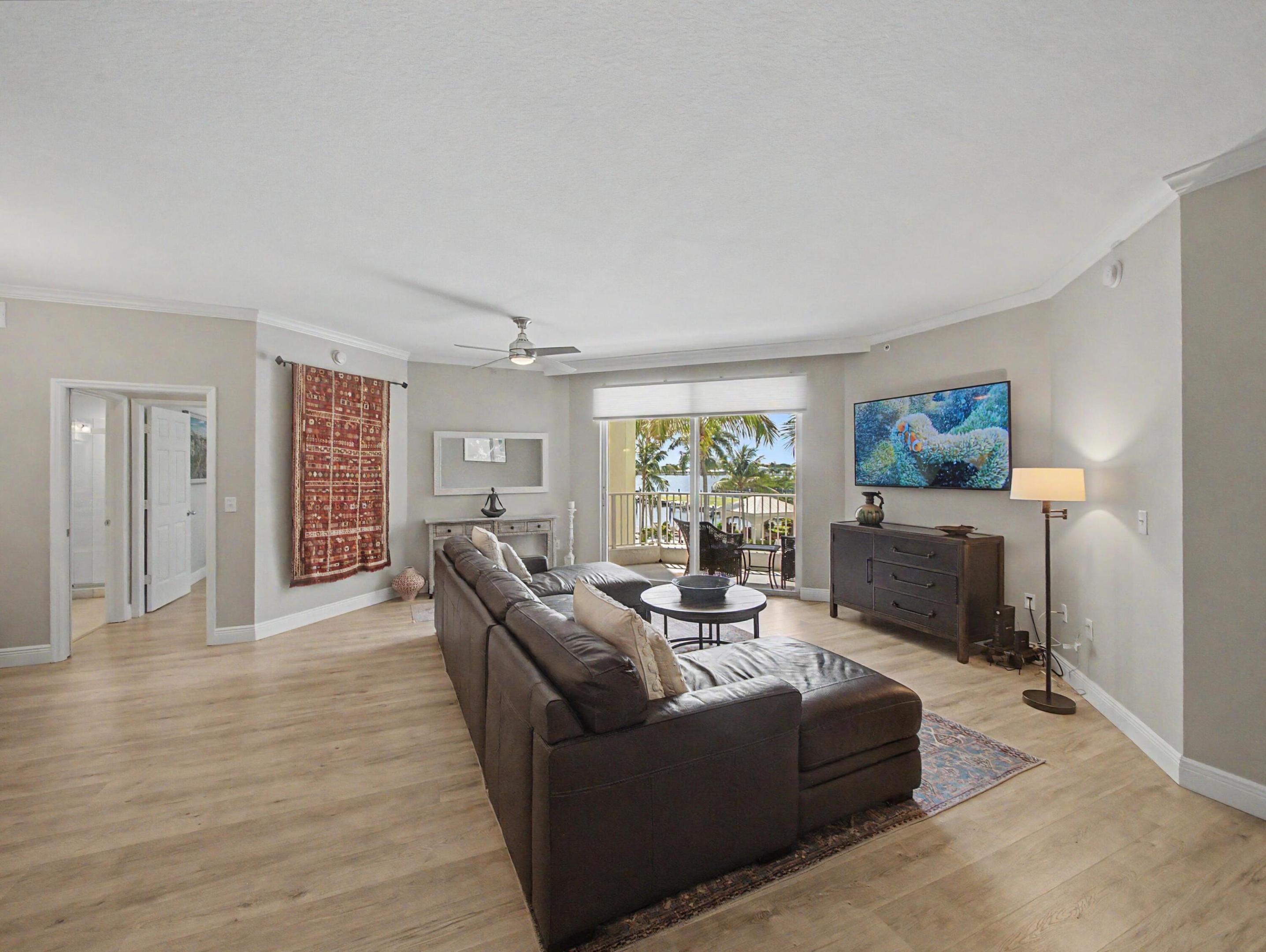 806 E Windward Way