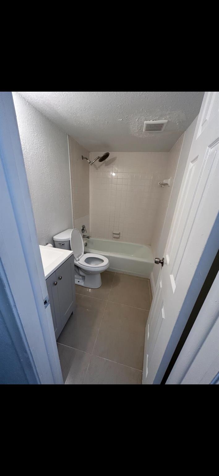 Lovely 2/2 in the heart of Coral Springs.Porcelain floors throughout the apt.Granite countertops. Specious apt on the first floor with easy access.Ready to welcome new tenants who want to make this their home.