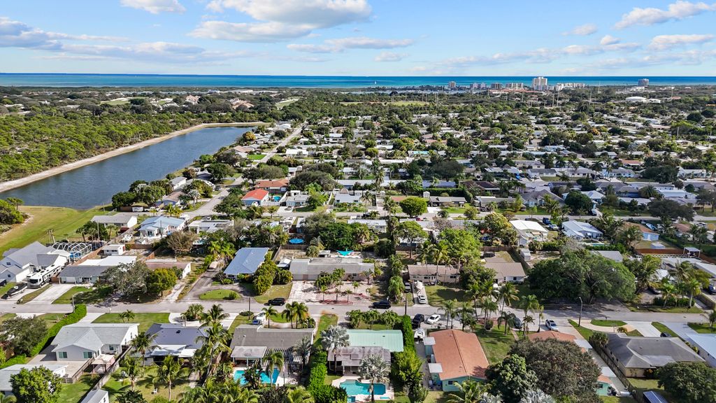 Photo of 18989 SE Hillcrest Drive, Jupiter, FL 33469 (MLS # B26029795)