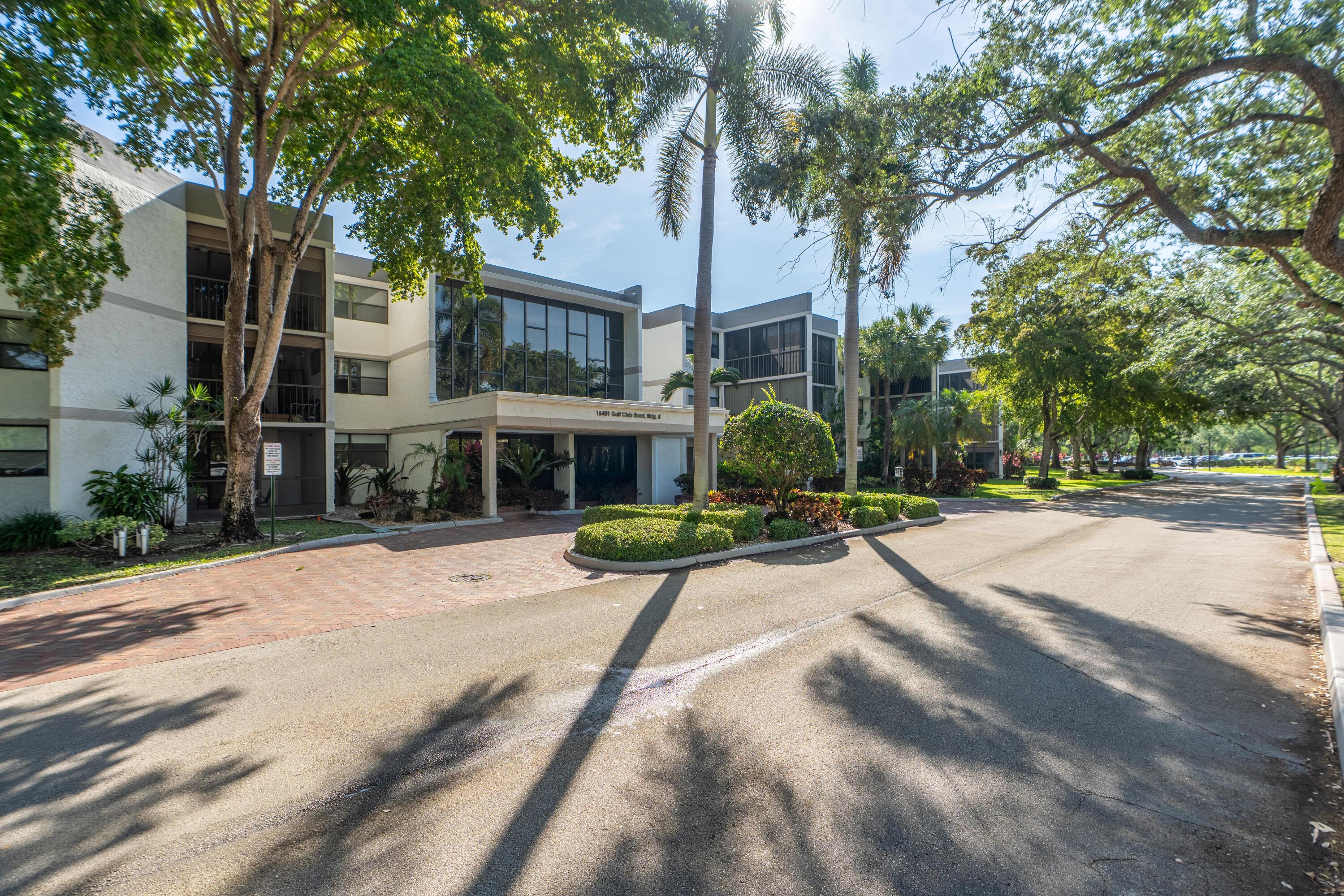 BLDG 8 OF COUNTRY CLUB APTS AT - Residential