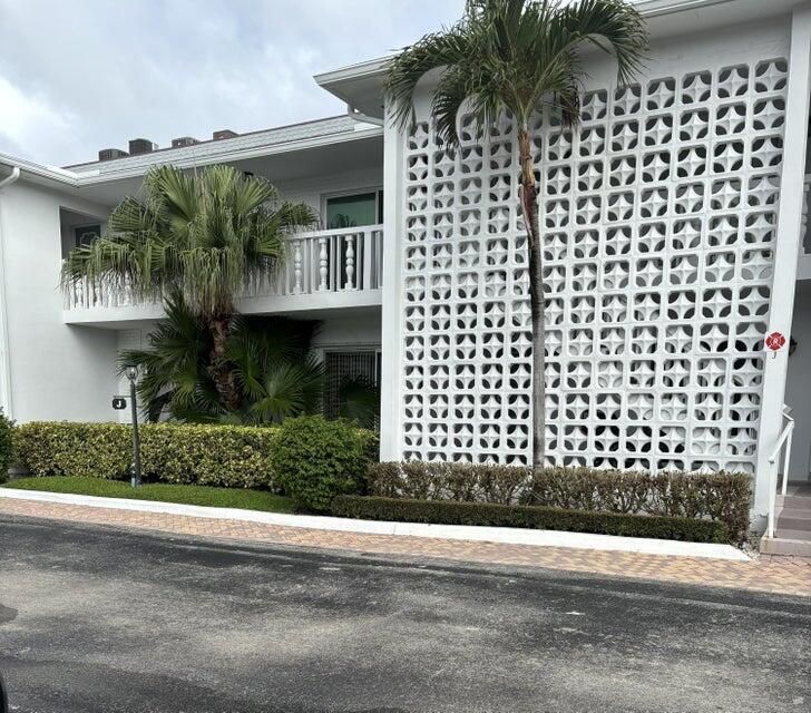 BEAUTIFUL SOUTH PALM BEACH, WALK TO THE BEACH, RESTURANTS, AND PUBLIX. BIKE RIDE AND JOG ALONG THE BEACH.UNIT IS ORIGINAL AND CAN BE YOUR DREAM HOME, MAKE IT YOUR OWN.GREAT INVESTMENT WITH TIME AND LOVE. UNIT HAS A MURPHY BED.