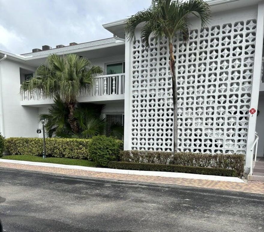 BEAUTIFUL SOUTH PALM BEACH, WALK TO THE BEACH, RESTURANTS, AND PUBLIX.  BIKE RIDE AND JOG ALONG THE BEACH.UNIT IS ORIGINAL AND CAN BE YOUR DREAM HOME, MAKE IT YOUR OWN.GREAT INVESTMENT WITH TIME AND LOVE.  UNIT HAS A MURPHY BED.