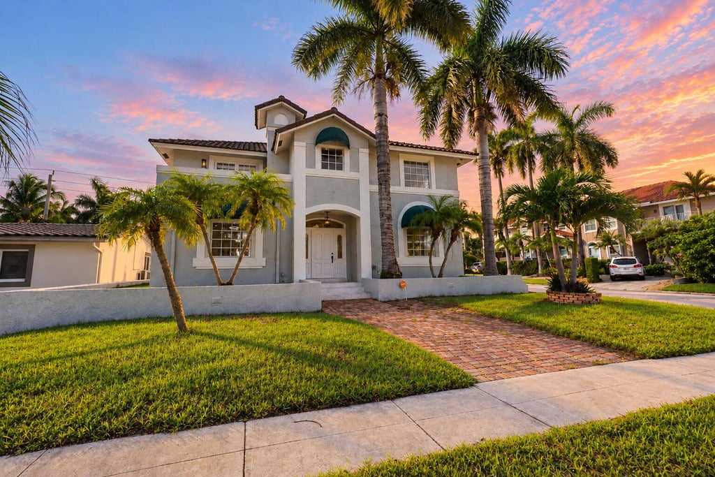 Photo of 851 N 11TH Avenue, Hollywood, FL 33019 (MLS # B26088205)