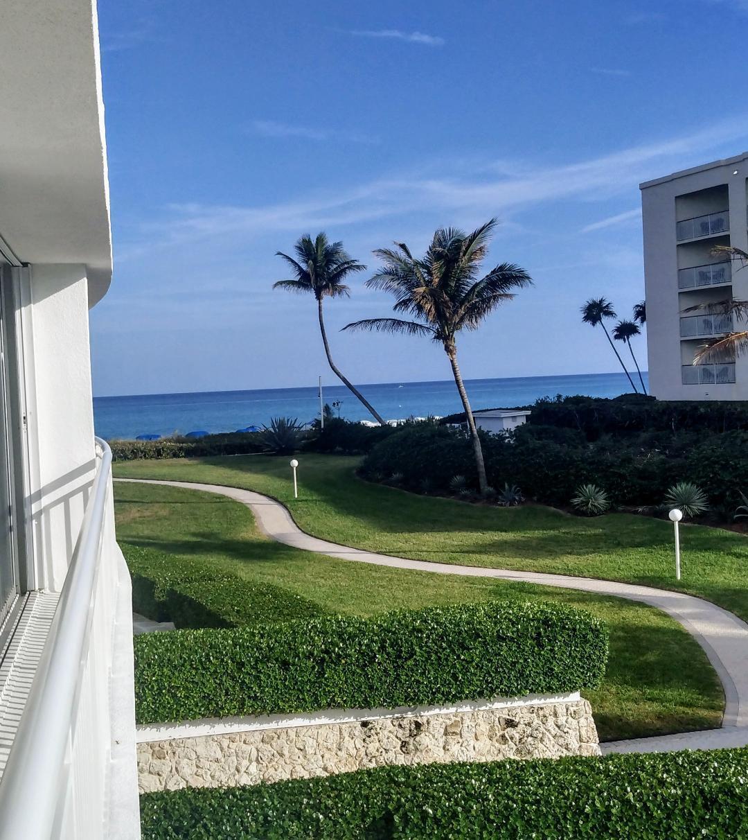 PRICED RIGHT for your 1 Bedroom / 1 Bath Condo with pool, wide ocean & cabanas on Beach.Building has 24 hour door attendee, Washer & Dryer steps away from your door. New Appliances and all tile . Balcony over looking beautiful pool area. Close to Par 3 Golf Course and short ride to Worth Avenue. 90 Day Rental ACCEPTED..