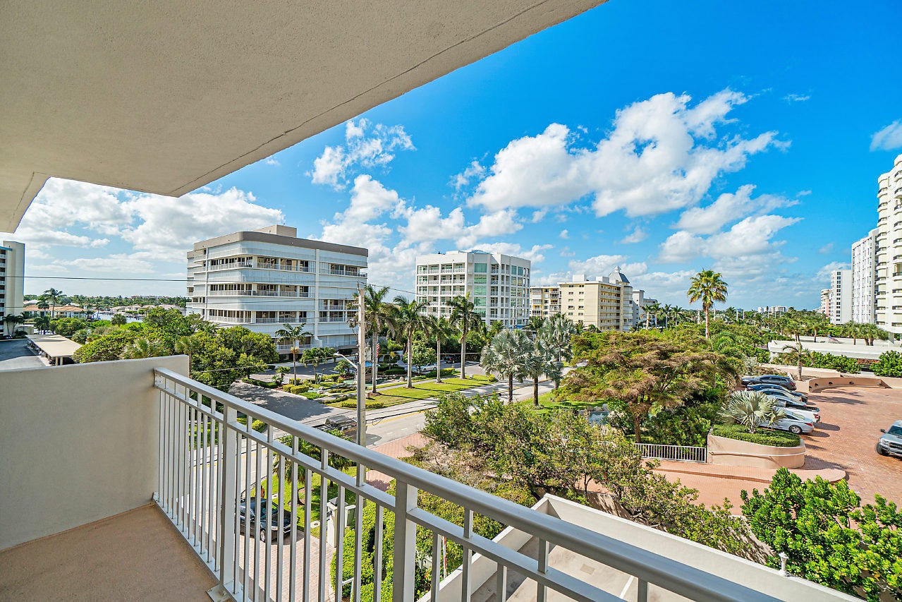 3215 S OCEAN Boulevard 302, Highland Beach, FL, 33487/$499,000 4 3215 S OCEAN Boulevard 302