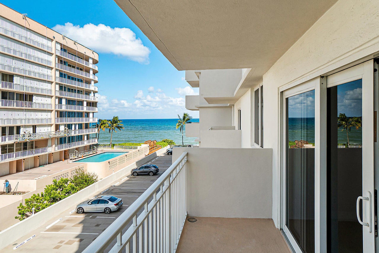 3215 S OCEAN Boulevard 302, Highland Beach, FL, 33487/$499,000 2 3215 S OCEAN Boulevard 302