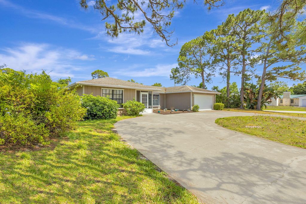 Photo of 102 SE Crosspoint Drive, Port Saint Lucie, FL 34983 (MLS # R11095078)