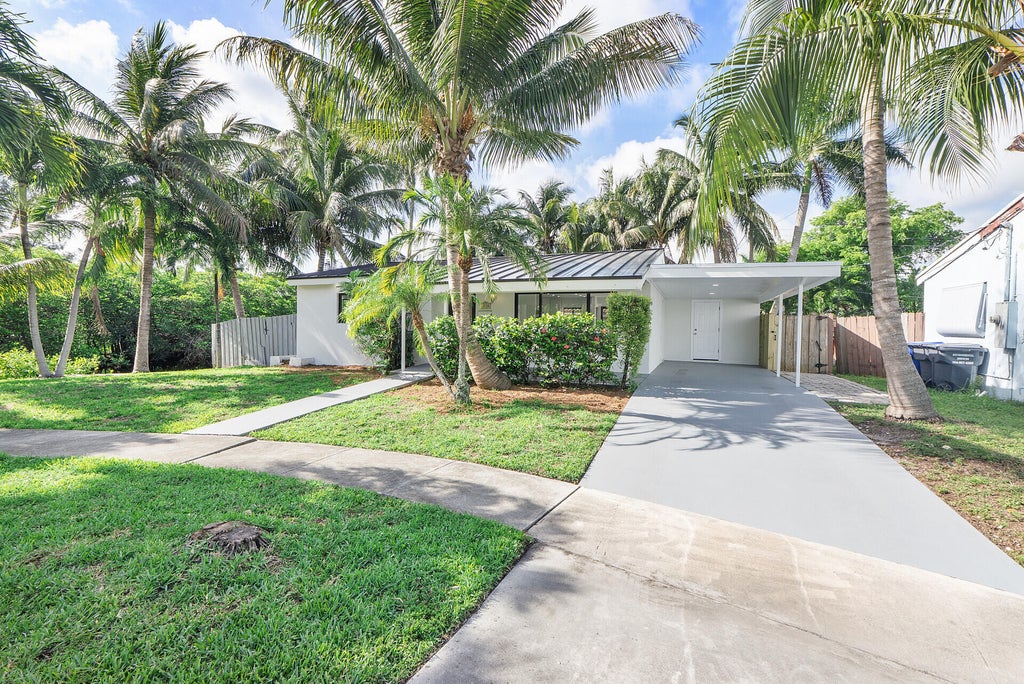 Photo of 3030 ARTHUR Street, Hollywood, FL 33021 (MLS # B26066647)