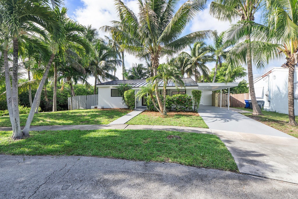 Photo of 3030 ARTHUR Street, Hollywood, FL 33021 (MLS # B26066647)