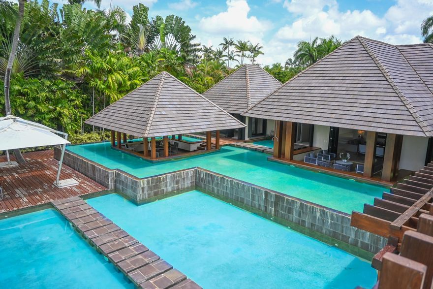 A magnificent 6-bedroom villa showcasing contemporary design and timeless sophistication, set against sweeping golf fairways and panoramic ocean views.

The home features expansive living areas with soaring ceilings, abundant natural light, and elegant reflecting pools that create a sense of harmony and serenity.

An impressive swimming pool surrounded by lush tropical gardens provides the perfect setting for relaxation or entertaining.

Each bedroom has been designed with comfort and privacy in mind, making the residence ideal for families and guests.

Perfectly located in the heart of Casa de Campo, with privileged access to world-class golf, pristine Minitas Beach , the lively Marina, and exceptional dining