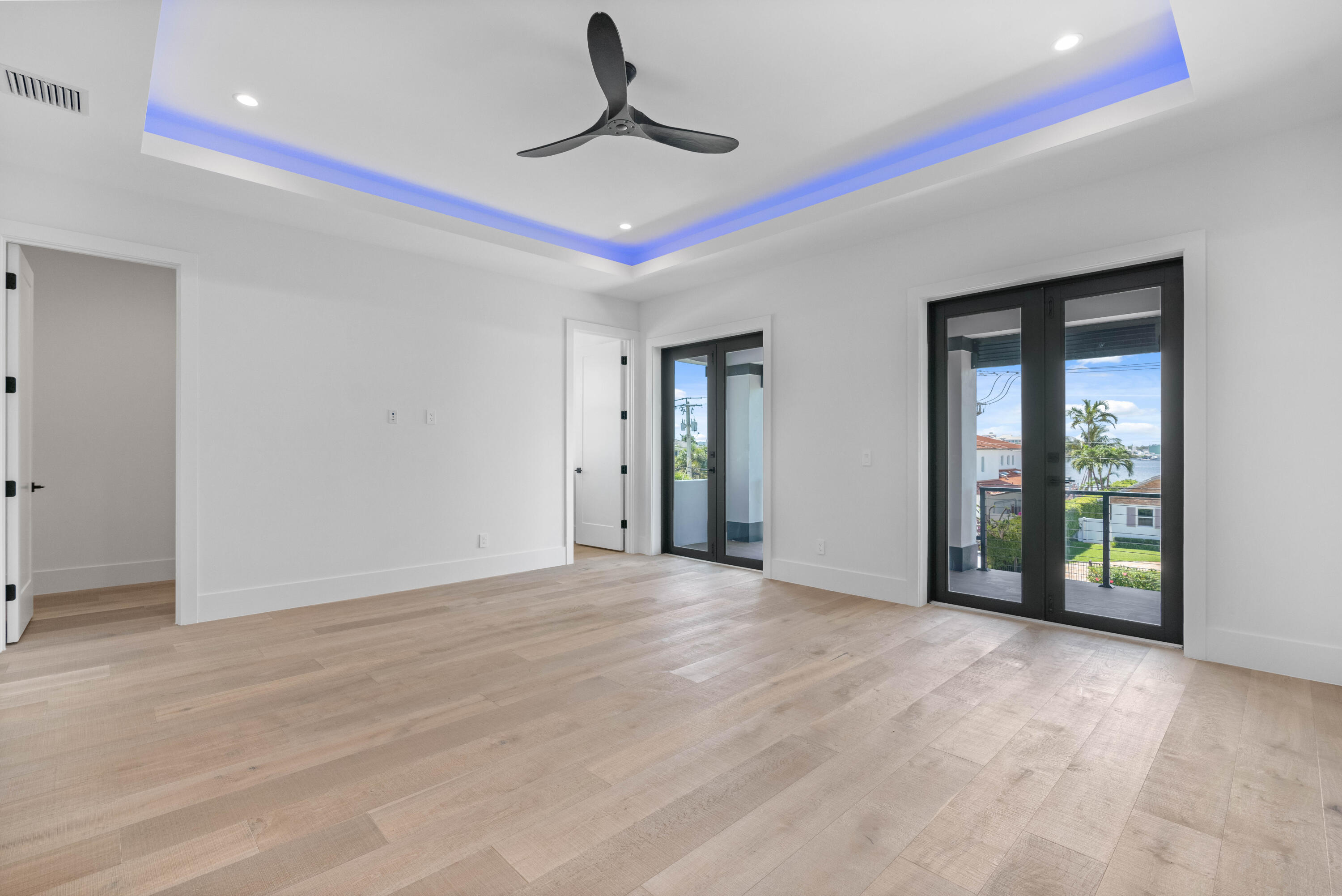 LAKE SHORES LANTANA - Residential