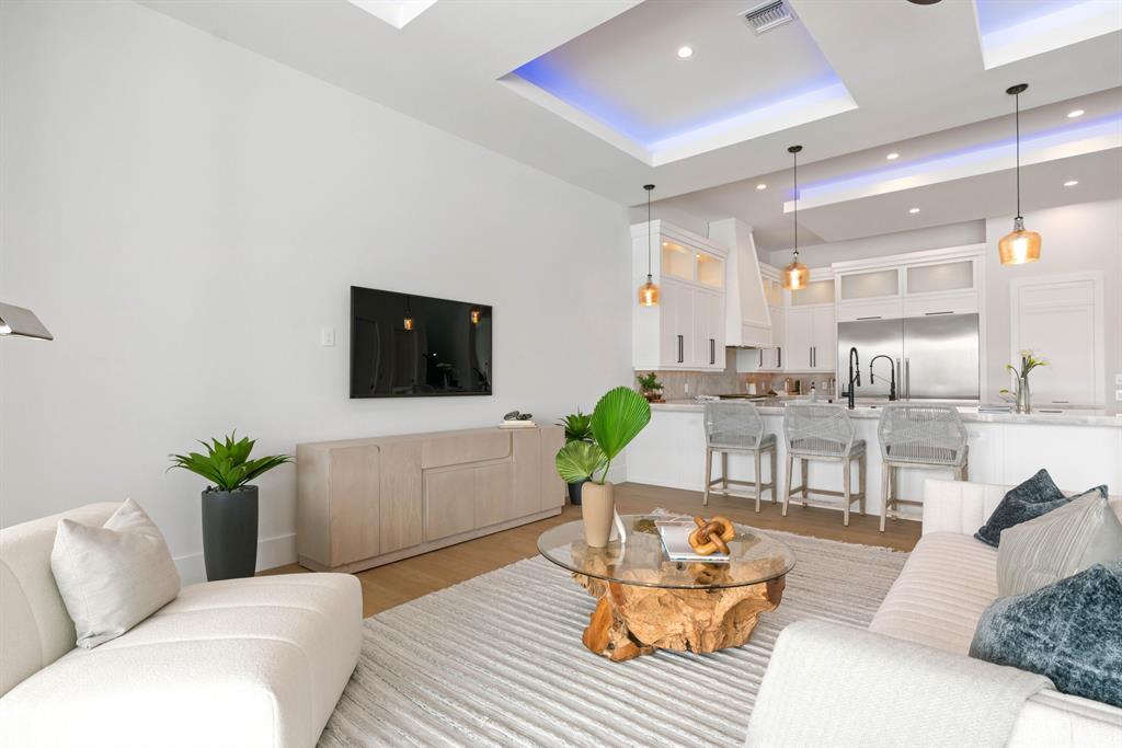 LAKE SHORES LANTANA - Residential