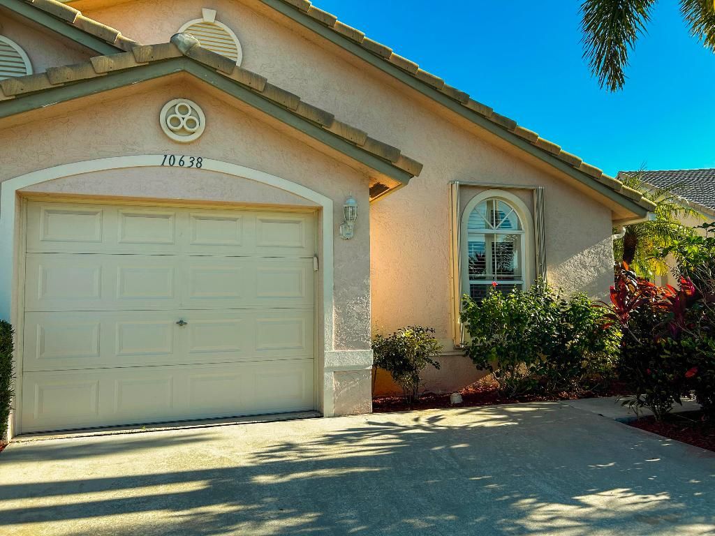 Photo of 10638 Lake Shore Drive, Wellington, FL 33414 (MLS # R11158056)