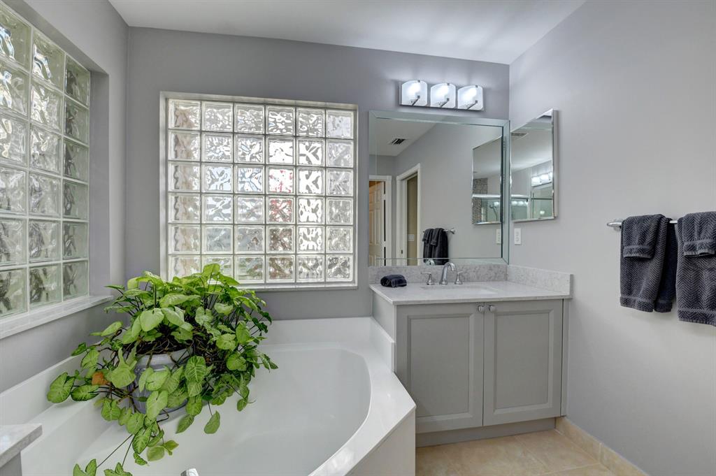 VALENCIA FALLS - Residential