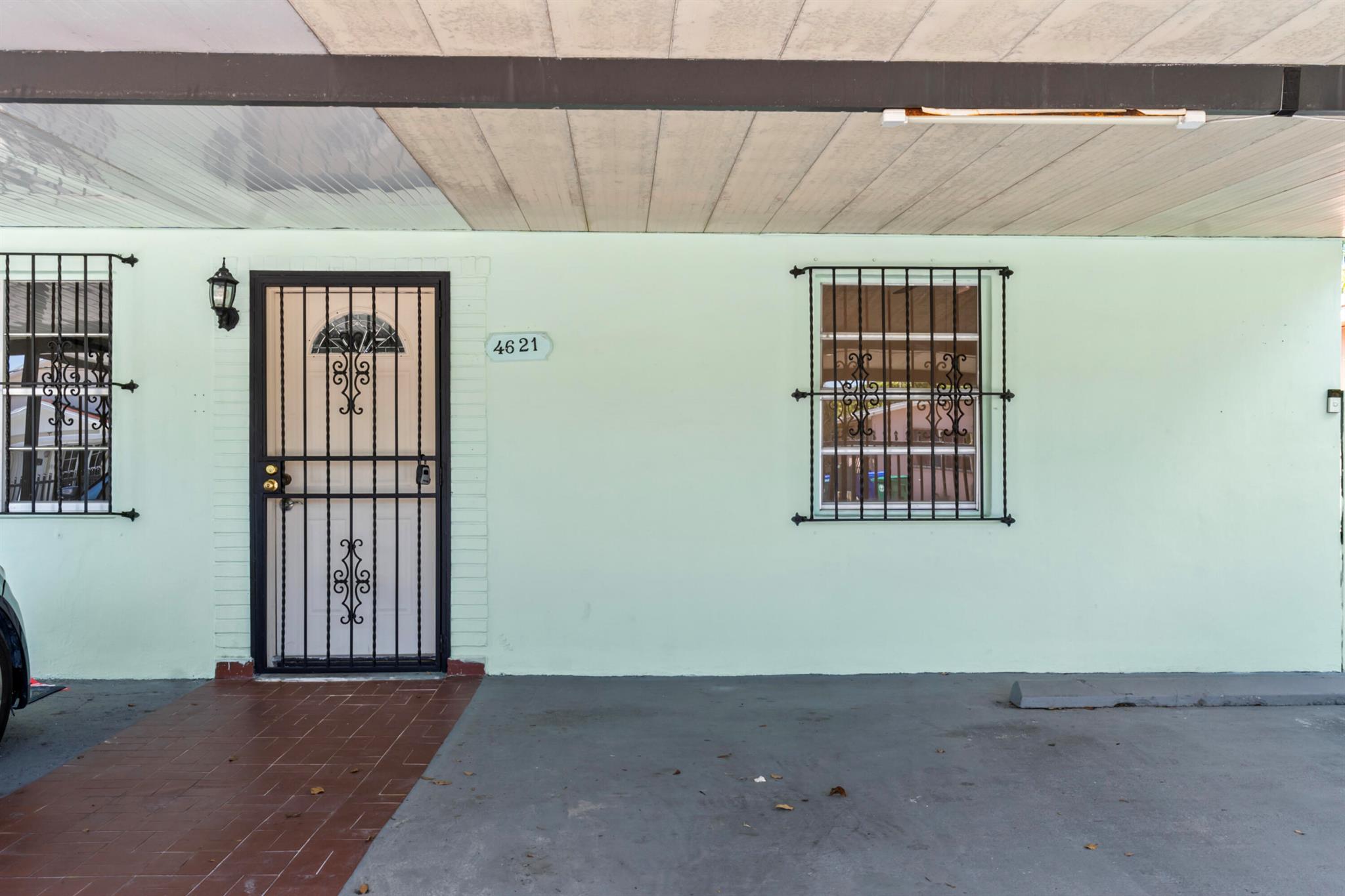 Welcome to your new rental home! This cozy three-bedroom, one-bathroom house boasts granite countertops in the kitchen and plenty of parking space. Its prime location near the airport and Flagler ens