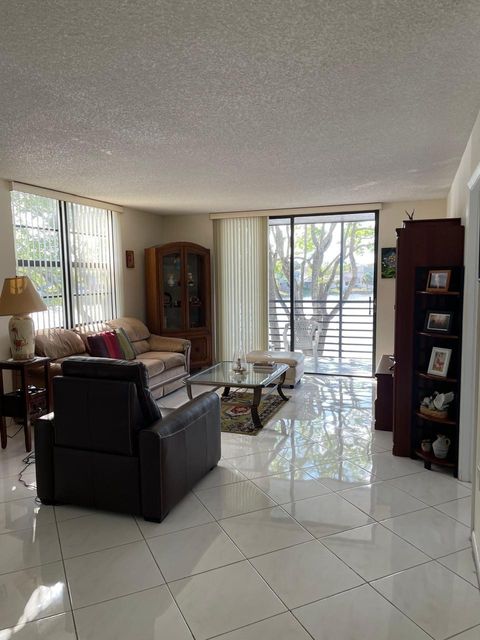 Condominium in Pembroke Pines FL 1100 Colony Point Cir Cir 19.jpg